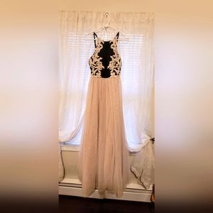 Really beautiful dress! Looks elegant on.